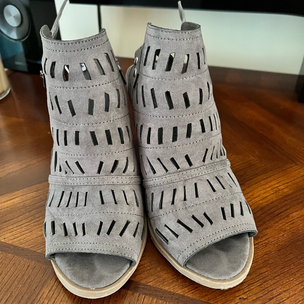 Christian Siriano heels size 6 taupe